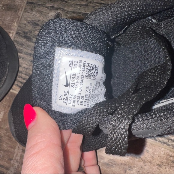 Nike Tanjun child size 12.5 black on black - Picture 3 of 3